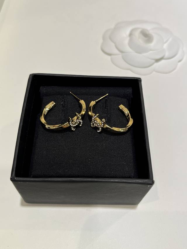 今日新品耳圈 DDD 25K新款金色扭纹圆形满钻双C耳环 DDD 金属圈圈耳环是不规则设计 很考验工艺 DDD 色泽也漂亮金灿灿的富贵迷人 DDD 佩戴上身时髦