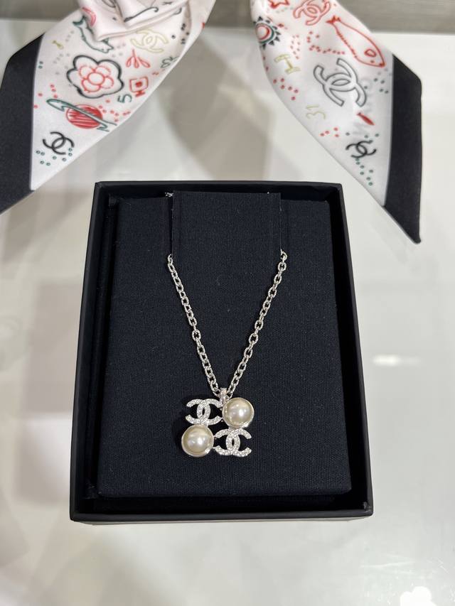 25S新款银色满钻双C珍珠方块项链 DDD 两颗珍珠银色双C组成的镂空方块 DDD 可可爱爱又贵气感十足 DDD 日常百搭实用银色清冷时髦很衬人 DDD Yb一