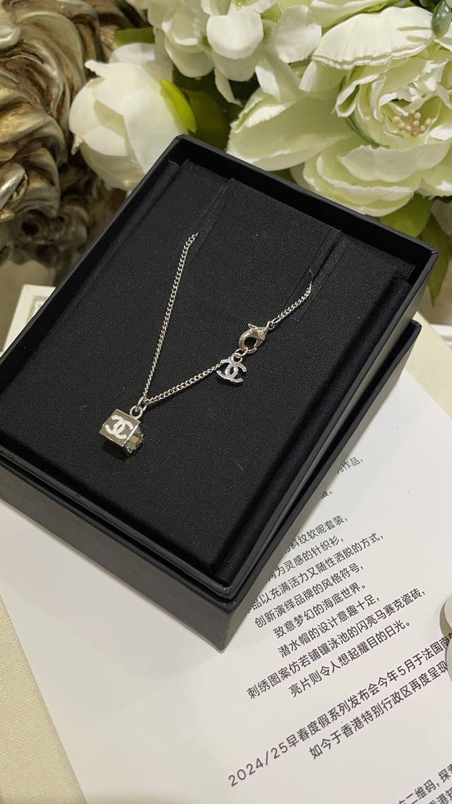 25C新款珐琅双C方钻骰子银色项链 DDD 超可爱的小方块 一面是银色双C Logo DDD 两侧是立体方糖细节满满非常可爱 DDD 小小一个很精致 日常通勤约