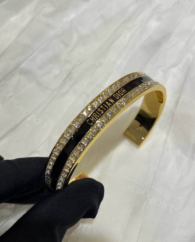 25年新款黑色珐琅金色字母排钻开口手镯 DDD 戒指两侧镶嵌方钻排钻无敌爆闪 DDD 珐琅工艺精准控制 做到字母线条干净利落 DDD 黑金配色永远的经典高级审美