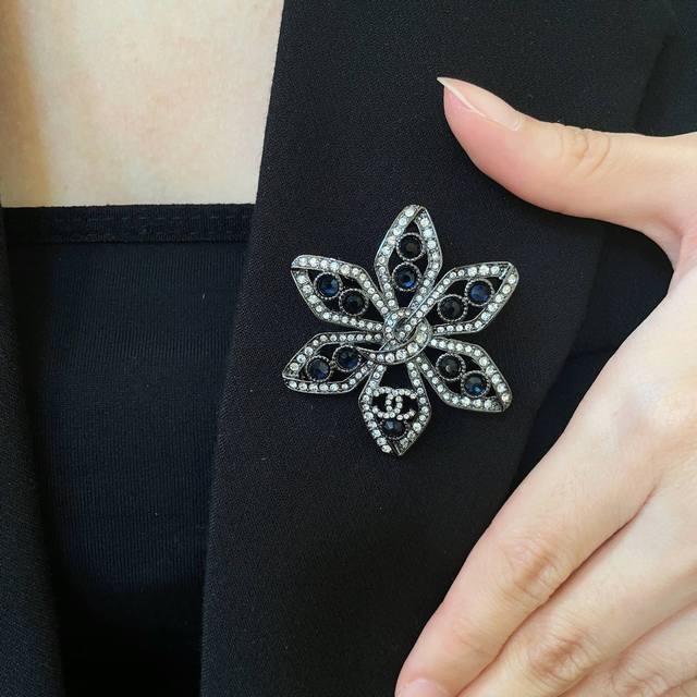 Chanel小香 专柜新款珍珠香奈儿胸针，是最懂女人的饰物。那些倾注了全部心血去做自己的女人，往往更珍惜胸针的意义。香奈儿女士把胸针别在帽子上，并告诉那些模仿她