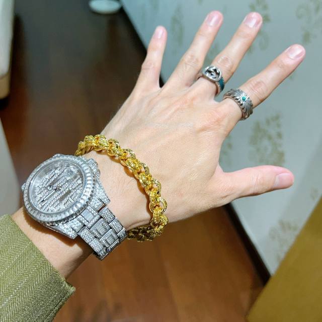 最新出炉 Gucci古驰手链最新款的经典款 精致无论款式 质感 都是绝对的顶尖Feel 只要看一眼就懂了 原版Logo 超 Nice 搭配衣服最佳的选择，男女同