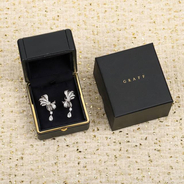 207923 我们出品 蝴蝶耳环 可订做真金真钻，只做对版Zp真金货，Pk市面各种金货量大咨询客Fu DDD 由格拉夫大师级工匠精心雕琢而成的Tilda’S B