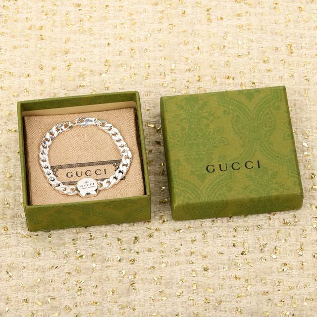 210636 我们出品 粗款雕花手链，贵妇标配。纯银材质，量大价询客Fu DDD 这款项链采用银925匠心打造，精心点缀Gucci商标刻花。刻面设计尽释品牌珠宝