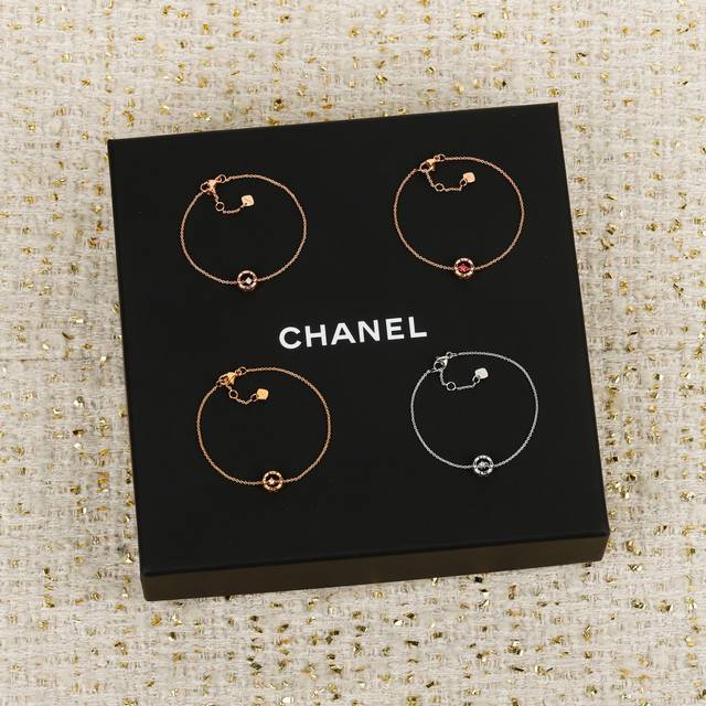 208110 我们出品 Coco小金豆手链 ，可订做18K真金真钻版，只做对版真金货，价询客Fu DDD 受绗缝图案启发的系列，这是自1955年以来众议院的标志