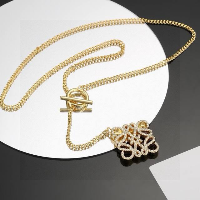 爆款罗意威的设计真的很厉害，非常的艺术！它的Logo就是最美的艺术！ 线条花罗意威项链！细节处理的非常细腻光滑！各种造型服装都是无敌百搭！金色带钻项链 DDD