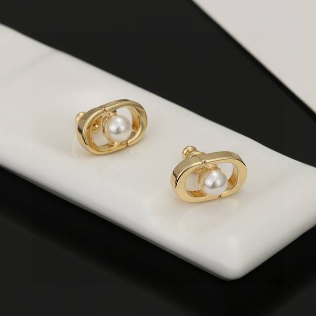 迪奥金色 Cd耳钉 Zp打造 小巧精致 低调奢华 满足各种服装搭配 这款个人非常喜欢 佩戴不沉重不夸张 却效果很赞 迷你设计绝对是百搭单品 DDD