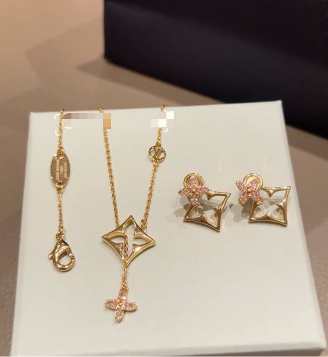 路易威登字母金色四叶草粉钻项链 秉承精湛匠艺 抛光色泽成就经典 Lv 字母的自然化身，流露品牌格调 项链 DDD