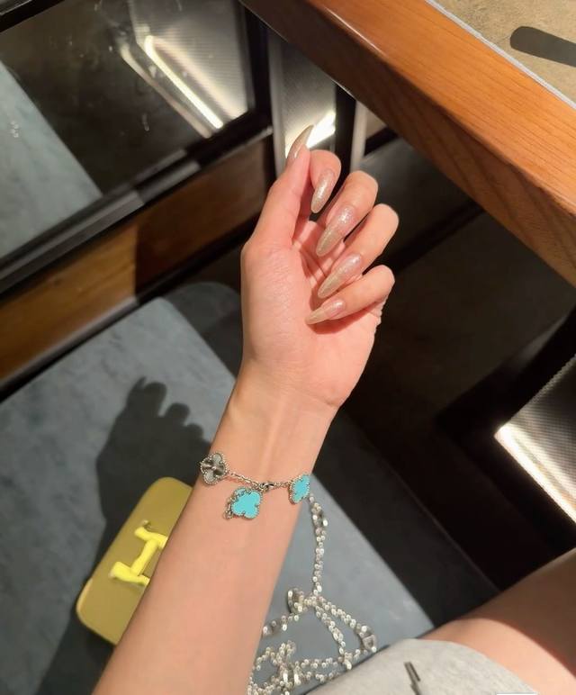 V金材质Vca白金色薄荷蓝间镭射四叶草手链 DDD