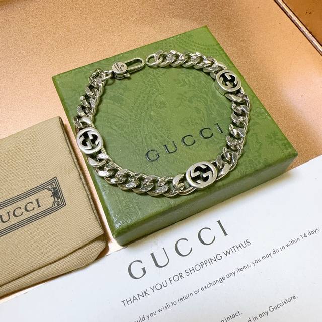 最新出炉土豪版手链 认准细节链身闪沙效果 独家高品质 Gucci古驰手链最新款的经典款 精致无论款式 质感 都是绝对的顶尖Feel 只要看一眼就懂了 超 Nic