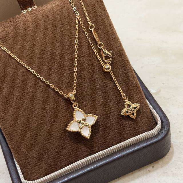 A7206 新款 布契风 镂空 四叶草 白贝母 麻花边 项链 高端S925材质 华丽设计 这种设计也只有大牌才能体现得淋漓尽致 精致永恒值得你拥有电镀厚金 玫瑰