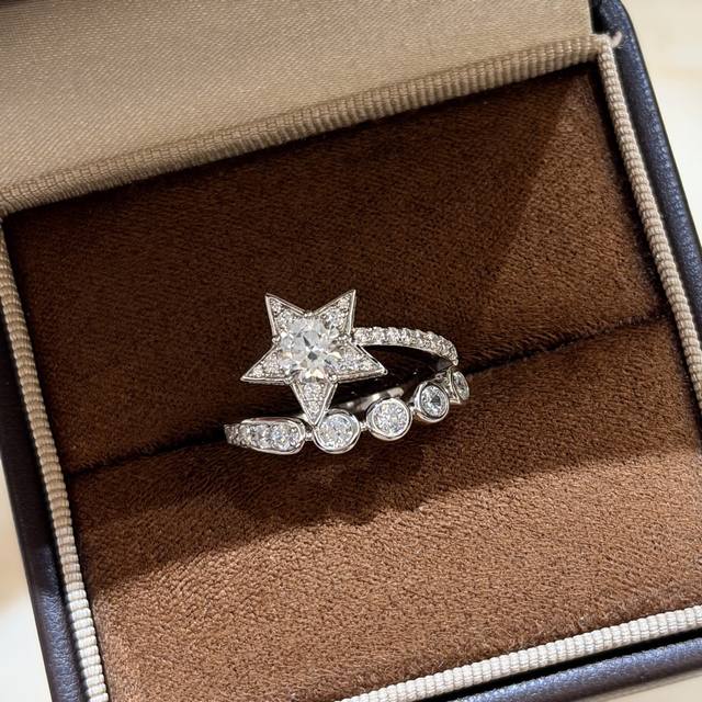 A7170小香风 Comete系列 新款 五角星 星星 满天星戒指 精美璀璨 星星中央主钻 闪瞎我的双眼 美美哒 质感十足 S925通体纯银微镶5A高碳钻 电镀