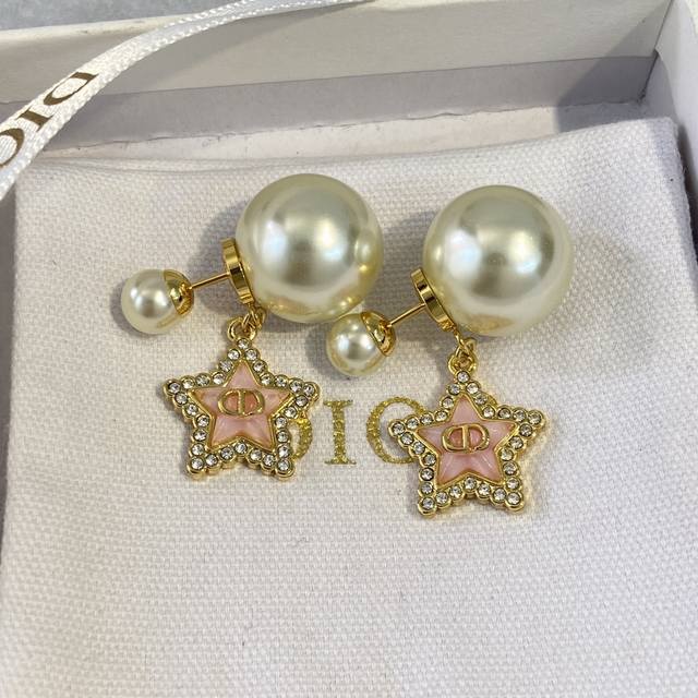 De0988 DDD Dior五角星Cd珍珠耳钉 DDD 26年早春最新款！超美，怎么搭配怎么好看五角星树脂，一致Zp特定的色珠，不是那种全白的，而是白色发浓发