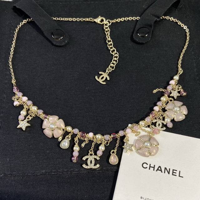 Xx0894 DDD 香奈儿26C珍珠流苏项链 DDD 香奈儿26C珍珠流苏项链，融合珍珠、星星、双C标志和花朵吊坠，银色链条点缀流苏，精致又有层次感。珍珠象征