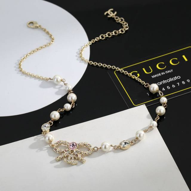 新款 Chanel 香奈儿 蝴蝶结珍珠项链毛衣链 DDD 非常精致，超级好看，搭配任何衣服都是很耀眼的 DDD 背面椭圆形Logo字样清晰，材质；黄铜电镀 材质