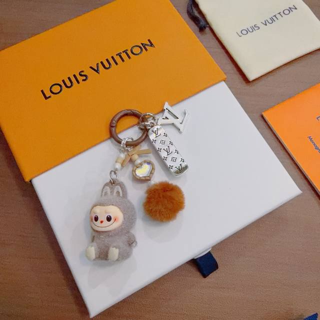 新品拉布布Lv联名钥匙扣 Lv包包扣 最新款包包挂饰档次更高明星同款Anger Forest系列经典款联名设计理念钥匙扣系列 DDD 细节对版做旧处理 非市面亮