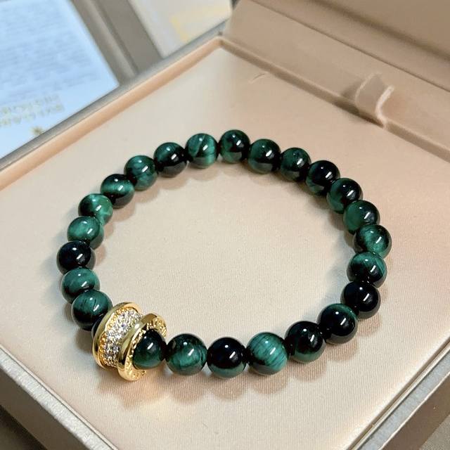 宝格丽手链V金材质 Bvlgari宝格丽 Divas‘ Dream 系列 天然绿虎眼石品相完美，细节无敌，那种独特的色泽完全无可挑剔，再缀以经典指环外形设计，简