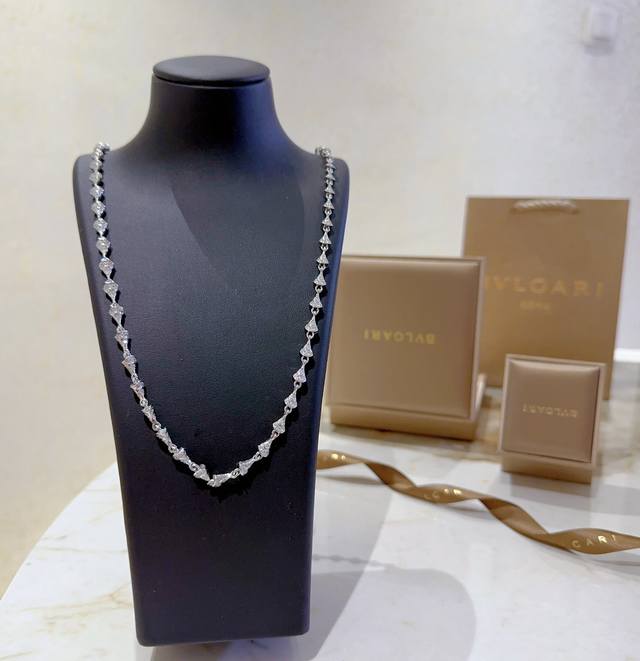 宝格丽项链V金材质。Bvlgari宝格丽 Divas‘ Dream 系列 品相完美，细节无敌，那种独特的色泽完全无可挑剔，再缀以经典指环外形设计，简约之余却又优