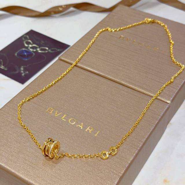 宝格丽项链V金材质 。Bvlgari宝格丽 Divas‘ Dream 系列 品相完美，细节无敌，那种独特的色泽完全无可挑剔，再缀以经典指环外形设计，简约之余却又