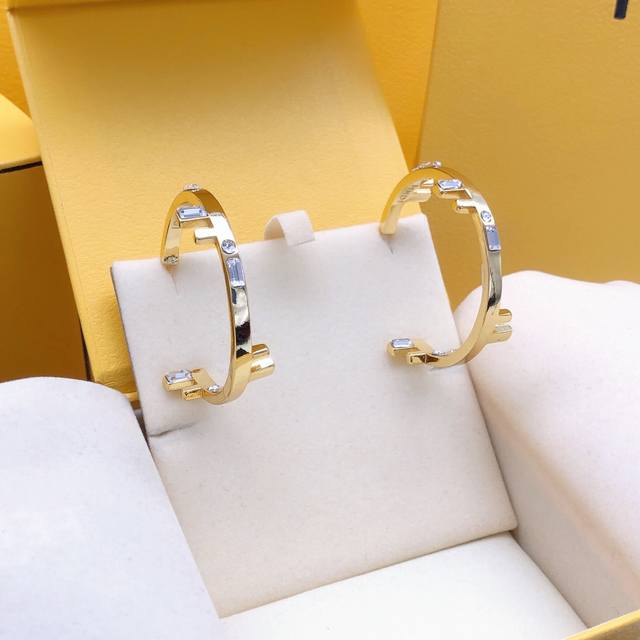 编号Fded0040 DDD 芬迪耳环镶钻圆形月亮 DDD