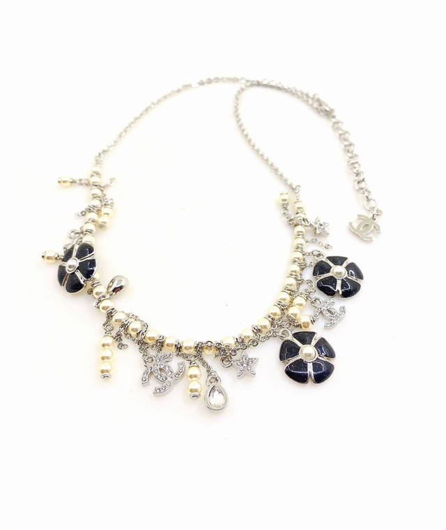 Ch*Nel 最新款白金黑花打结项链 一致Zp黄铜材质 DDD