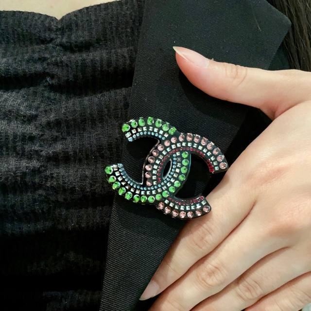 Chanel小香 专柜新款同步上新香奈儿胸针，是最懂女人的饰物。那些倾注了全部心血去做自己的女人，往往更珍惜胸针的意义。香奈儿女士把胸针别在帽子上，并告诉那些模