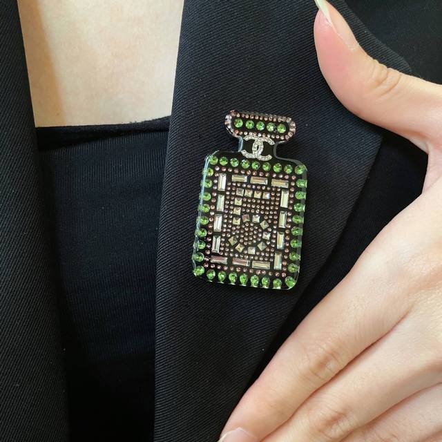 Chanel小香 专柜新款同步上新香奈儿胸针，是最懂女人的饰物。那些倾注了全部心血去做自己的女人，往往更珍惜胸针的意义。香奈儿女士把胸针别在帽子上，并告诉那些模