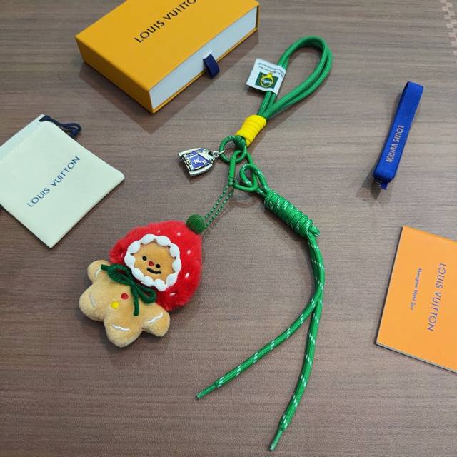 新品限定联名Lv钥匙扣 Lv包包扣 最新款包包挂饰档次更高明星同款Anger Forest系列经典款联名设计理念钥匙扣系列 DDD 细节对版做旧处理 非市面亮面