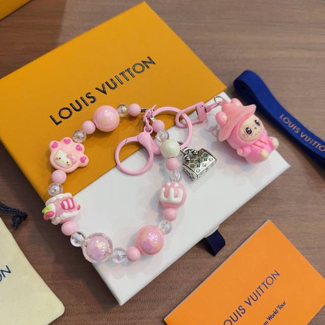 新品拉布布Lv联名钥匙扣 Lv包包扣 最新款包包挂饰档次更高明星同款Anger Forest系列经典款联名设计理念钥匙扣系列 DDD 细节对版做旧处理 非市面亮