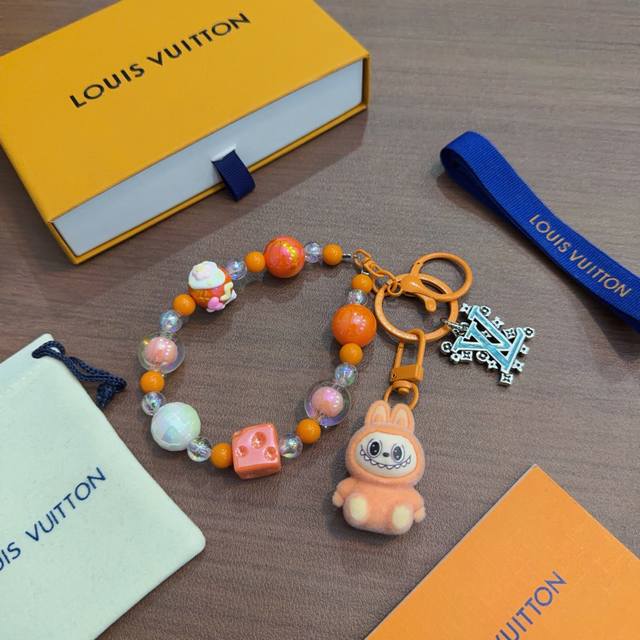 新品拉布布Lv联名钥匙扣 Lv包包扣 最新款包包挂饰档次更高明星同款Anger Forest系列经典款联名设计理念钥匙扣系列 DDD 细节对版做旧处理 非市面亮