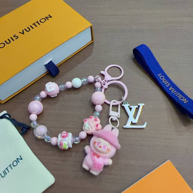 新品拉布布Lv联名钥匙扣 Lv包包扣 最新款包包挂饰档次更高明星同款Anger Forest系列经典款联名设计理念钥匙扣系列 DDD 细节对版做旧处理 非市面亮