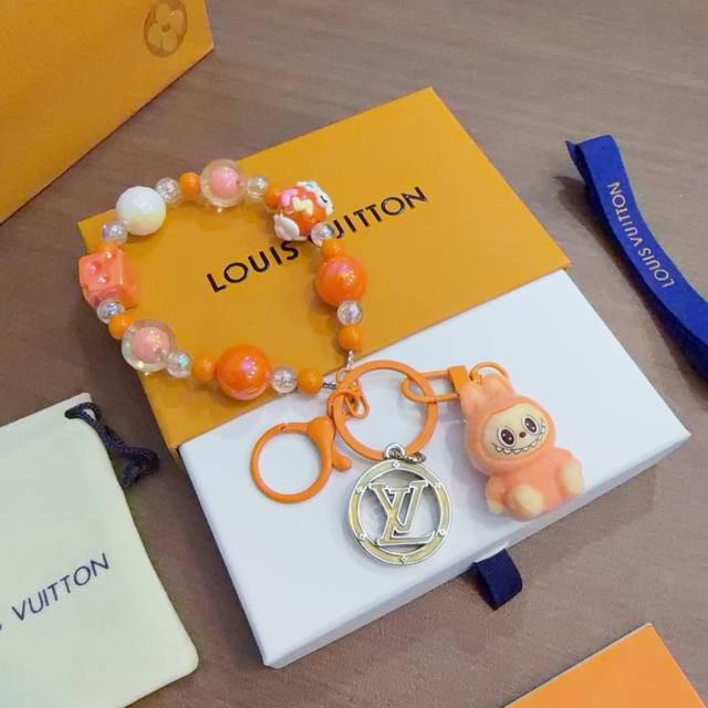 新品拉布布Lv联名钥匙扣 Lv包包扣 最新款包包挂饰档次更高明星同款Anger Forest系列经典款联名设计理念钥匙扣系列 DDD 细节对版做旧处理 非市面亮