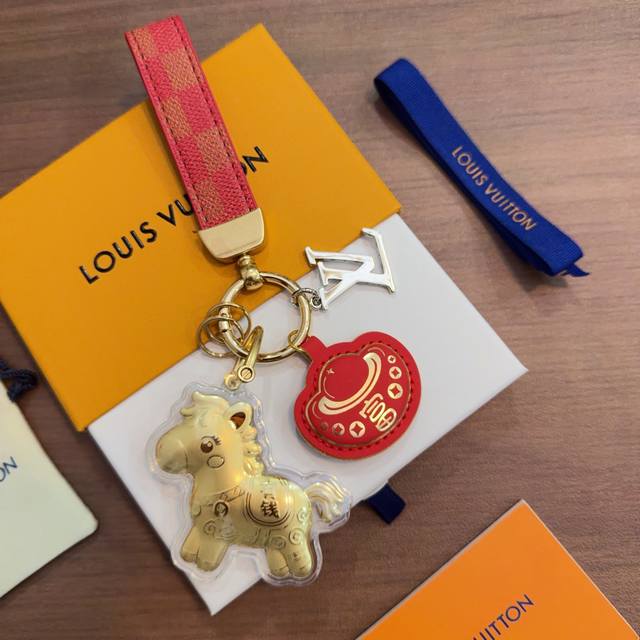 新品马年爆款招财联名Lv钥匙扣 Lv包包扣 最新款包包挂饰档次更高明星同款Anger Forest系列经典款联名设计理念钥匙扣系列 DDD 细节对版做旧处理 非