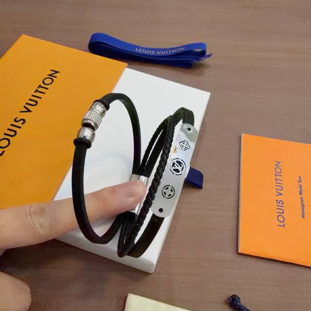 高品质Lv路易威登牛皮手绳手链原单货专柜新款开模复古潮流时尚必备 男女均可佩戴 情侣款同款 摇滚朋克泰银风格 复古元素蓝色低调奢华 潮流百搭 官网同款手镯最新款