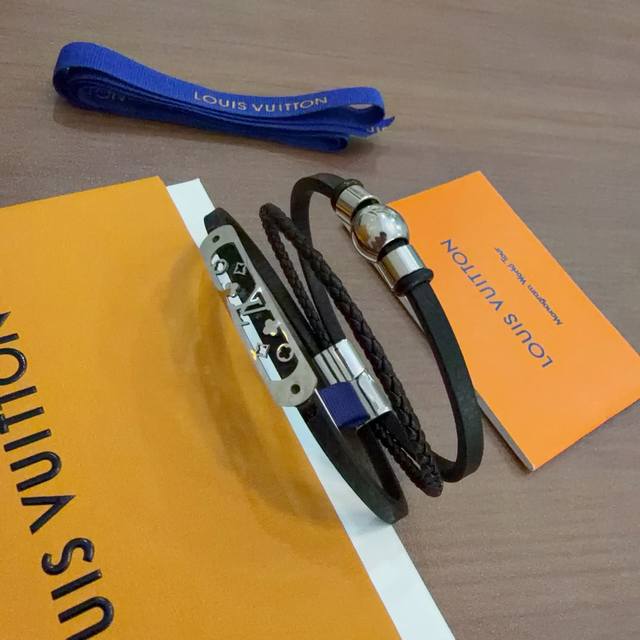 高品质Lv路易威登牛皮手绳手链原单货专柜新款开模复古潮流时尚必备 男女均可佩戴 情侣款同款 摇滚朋克泰银风格 复古元素蓝色低调奢华 潮流百搭 官网同款手镯最新款