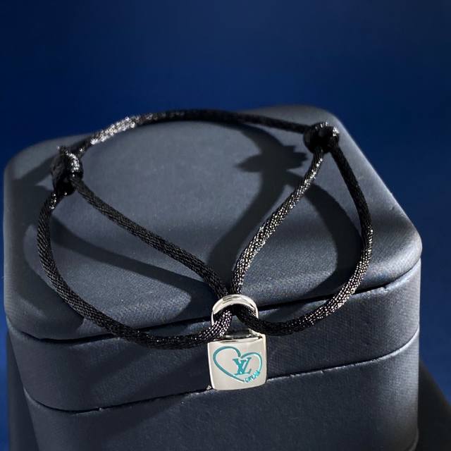 Lv路易威登男女时尚情侣款百搭个性绿蒂芙尼蓝天蓝色爱心滴油锁头吊锁头手绳 可自由调节大小 黄铜材质 银色配件+25个银色绳子 重约3G DDD