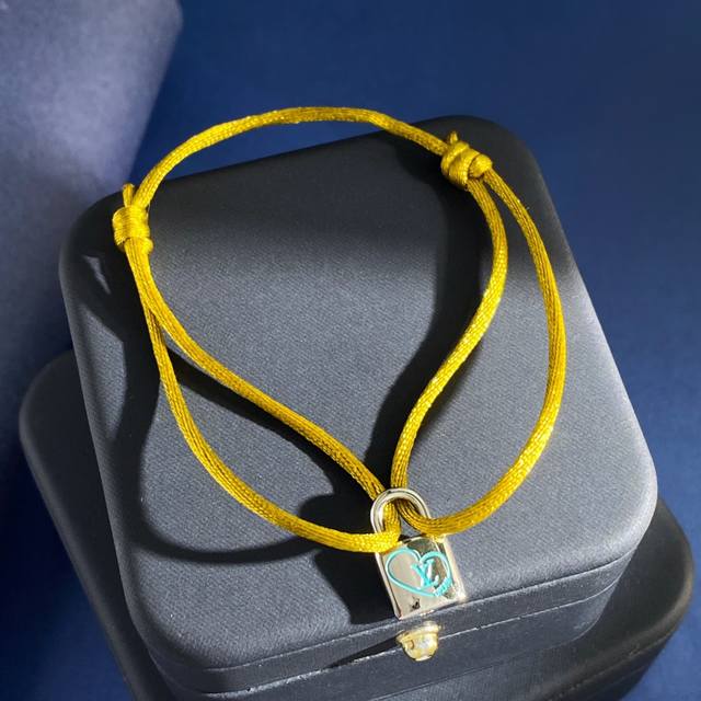 Lv路易威登男女时尚情侣款百搭个性绿蒂芙尼蓝天蓝色爱心滴油锁头吊锁头手绳 可自由调节大小 钛钢材质 银色配件+25个银色绳子 重约3G DDD