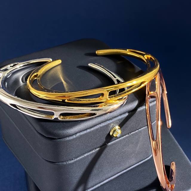 无标爱马仕风格猪鼻子简约时尚高级感光面金属几何镂空C形开口手镯 黄铜材质 金银玫3色 重约15.339 DDD