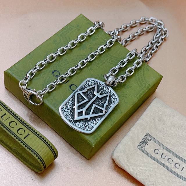 不爆不发 抖音带货网红首选 古驰项链最新款链条档次更高明星同款Anger Forest系列双G复古个性狼牌吊坠高端项链 DDD 让高档的衣服搭配更有气质 出去更