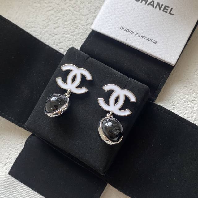 Chane*香奈儿26水滴彩珠字母耳钉新款首饰一眼心动款 原版清晰字印 Chane 26 新款首饰太惊艳经典元素玩出新花样，闪钻配金属超带感，每款都精致到让人疯