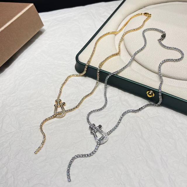 Fred弗雷德 新款 马蹄扣 满钻 项链 真心好看，这是弗雷德给人的第一感觉。高端进口 V金材质镶嵌 佩戴在脖子上更加的养眼夺目，给人文艺而又小清新的美感。其链