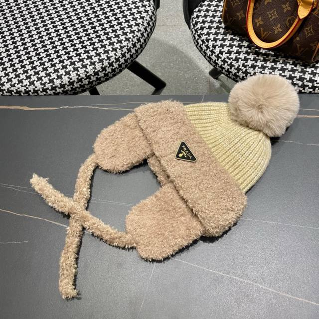 Prada 普拉达 秋冬针织护耳帽 日系个性编织秋冬护耳帽 采用高品质毛线编织而成 柔软舒适 帽子厚实 保暖效果一流 毛绒感软糯亲肤！适配秋冬各种衣服！