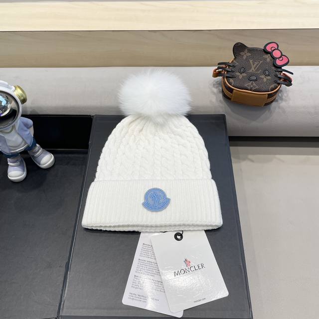 蒙口moncler 带球针织毛线帽！小姐姐的冬日最爱～随便搭配什么衣服都好看！又减龄又显可爱的一款～颜色很多，随心百搭～毛球配的是筛选过的真狐狸毛球！而不是市面