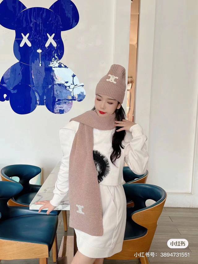 赛琳celine 小红书爆款，官网新品经典套装帽子！帽子围巾！手感一级棒！暖暖哒超级舒服～这个冬天你就差这么一套装帽子啦～又保暖又时尚！欢迎选择
