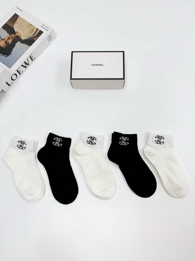 配包装 一盒5 双 Chanel 香奈儿 经典双c 字母logo 刺绣薄款短袜 空调袜 Ins爆款！专柜在售ing 好看到爆炸 ！超高品质！经典不过时！潮人必不