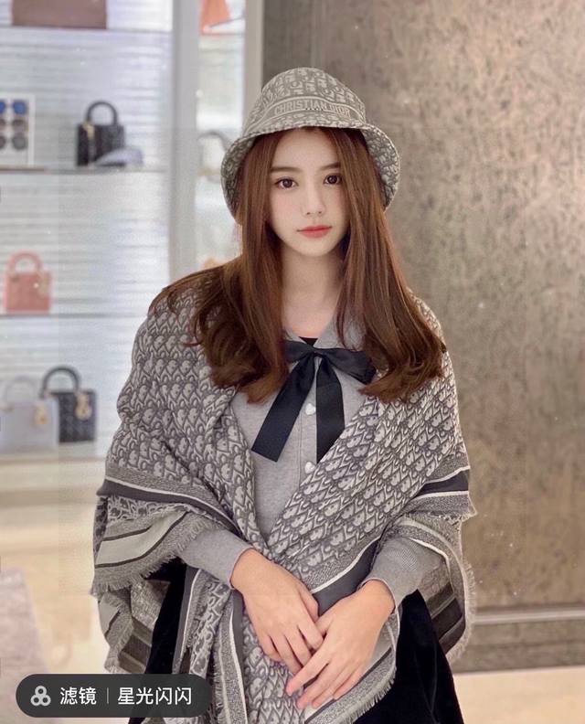 原单剪花高版本dior披肩经典方巾字母搭配丝毛混纺的华美质感，与成衣和配饰系列单品搭配相宜。 尺寸：140 X 140Cm 面料： 57%羊毛，43%真丝 Di