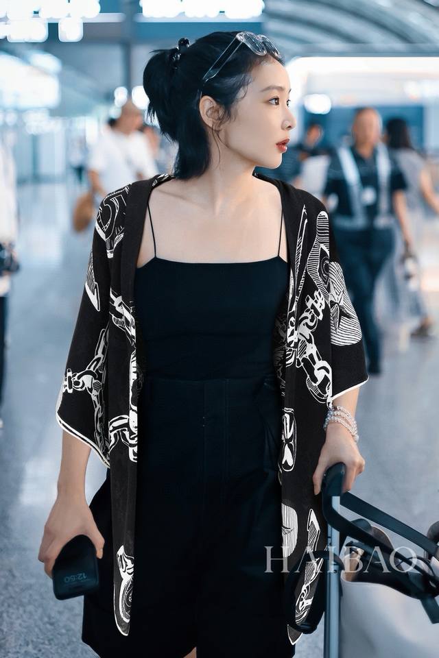 高端定制 小香双面同色羊绒方巾 小香精品饰品双面同色140 抢vip推荐 下手一定要快 高端 大爱女人尤物 货极少 四季都可以用真心美的让人非常非常心动 上身效