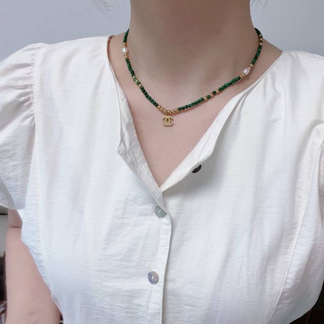 小红书推荐香奈儿chanel最新款时尚韩版孔雀石搭配天然淡水珍珠项链超个性，百搭款特别特别赞，整体细节非常令人惊喜，设计感十足，不仅带出个人自信及品味，款式典雅