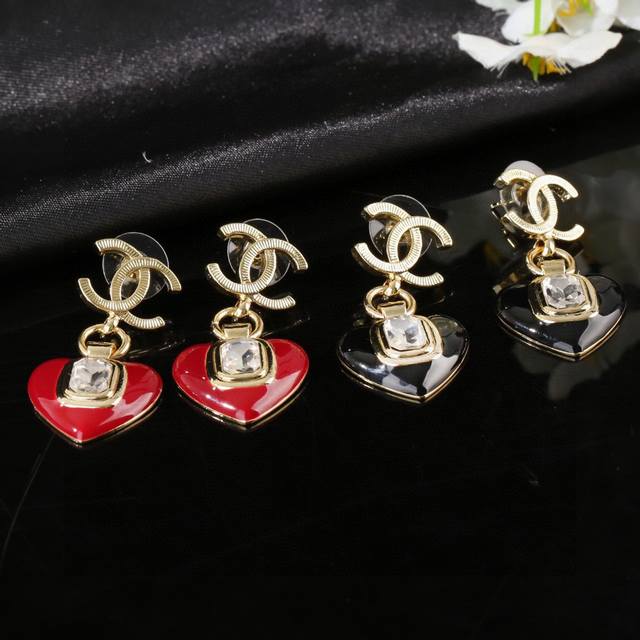 小香chanel新款桃心耳环 每一个细节做工非常精细 这款设计非常美轮美奂 这款真的超级美超级仙 精致小姐姐必备