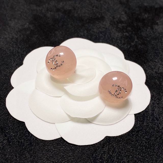 香奶奶 粉色水晶微镶钻耳钉 新品 双cchanel耳环 搭配 非常日常百搭的一款 简单实用 美美哒 专柜正品一致 厚度赞 质感超赞 9.25银针